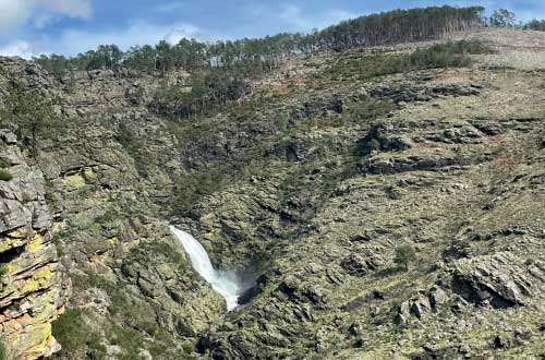 Fisgas de Ermelo. com um desnível de 400 metros, trata-se da maior queda de água da Península Ibérica.